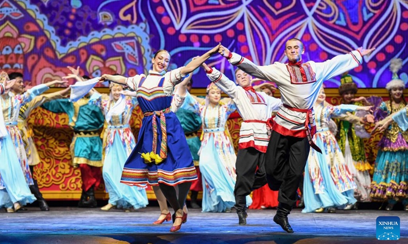 Xinjiang'da Uluslararası Dans Festivali Coşkusu