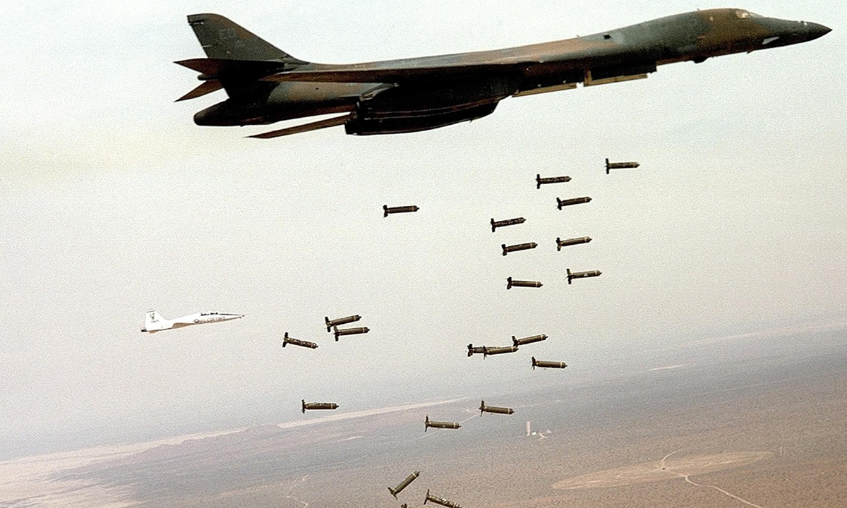 A B-1B Lancer drops cluster bombs. Photo: AFP