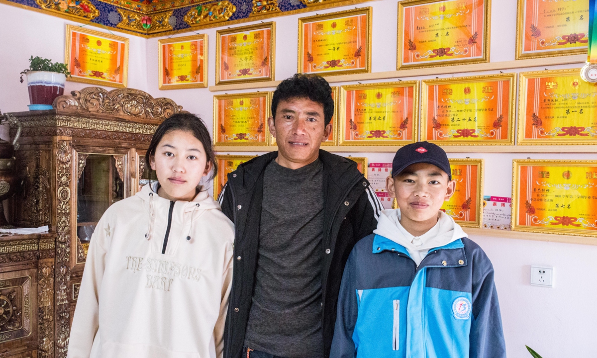 Dawa Gyaltsen and his children. Photo: Shan Jie/GT
