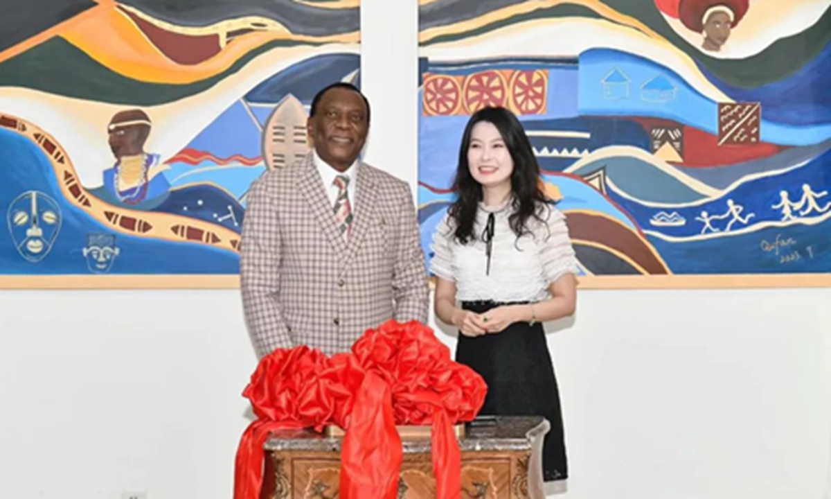 South African Ambassador to China Siyabonga Cyprian Cwele (left) poses for a photo with Chinese artist Qu Zhenhui. Photo: Courtesy of the South African Embassy in Beijing 