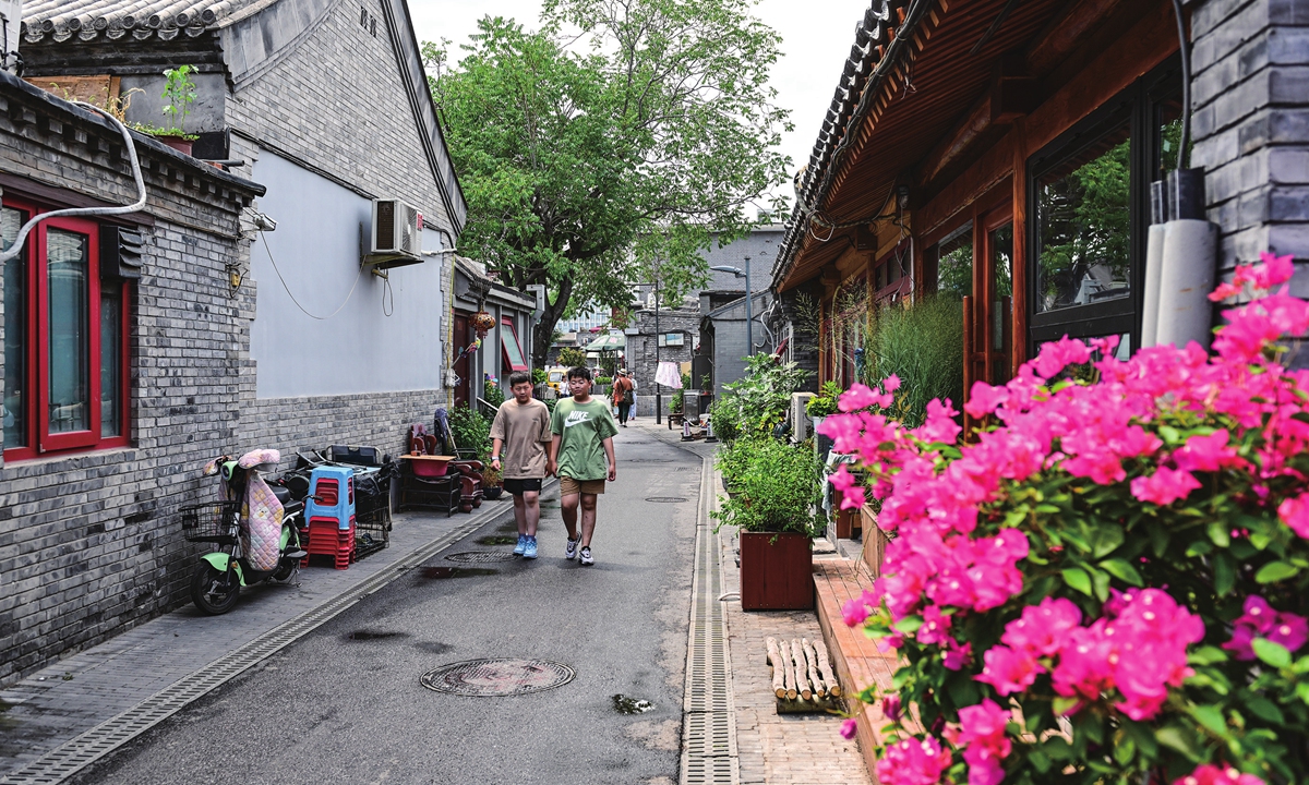 A <em>hutong</em>, small alley near the White Pagoda of Miaoying Temple in Xicheng district, Beijing. Photo: VCG