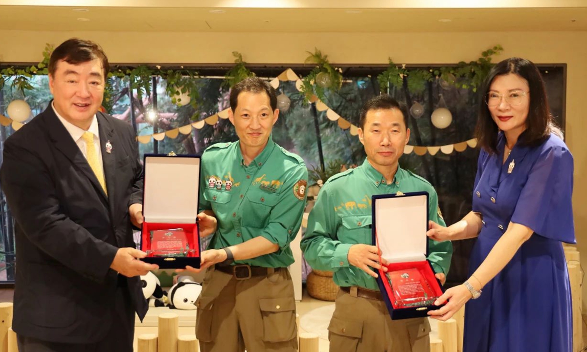 Chinese Ambassador to South Korea Xing Haiming and her wife award certifications of appreciation to two zookeepers from Everland's zoo for taking care of the pandas on July 20, 2023. Photo: Courtesy of Chinese Embassy in South Korea