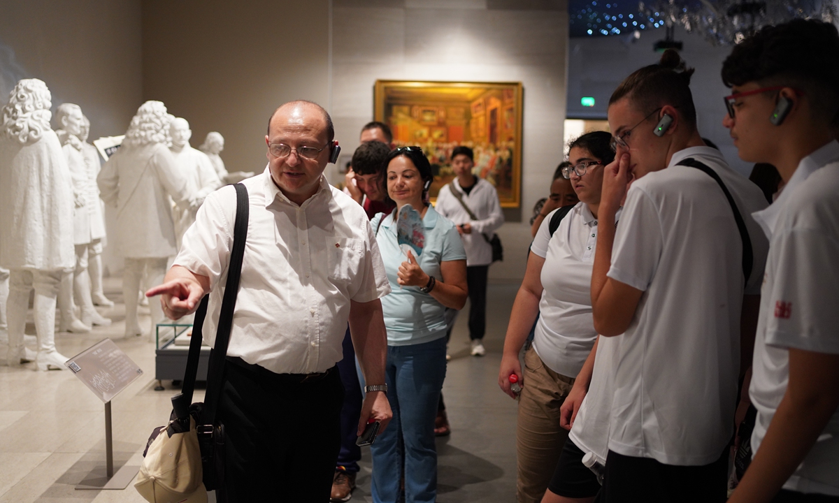 Martin Azzopardi (left) talks to his students at the Confucius Museum in Qufu, East China's Shandong Province. Photo: Courtesy of Network of International Culturalink Entities