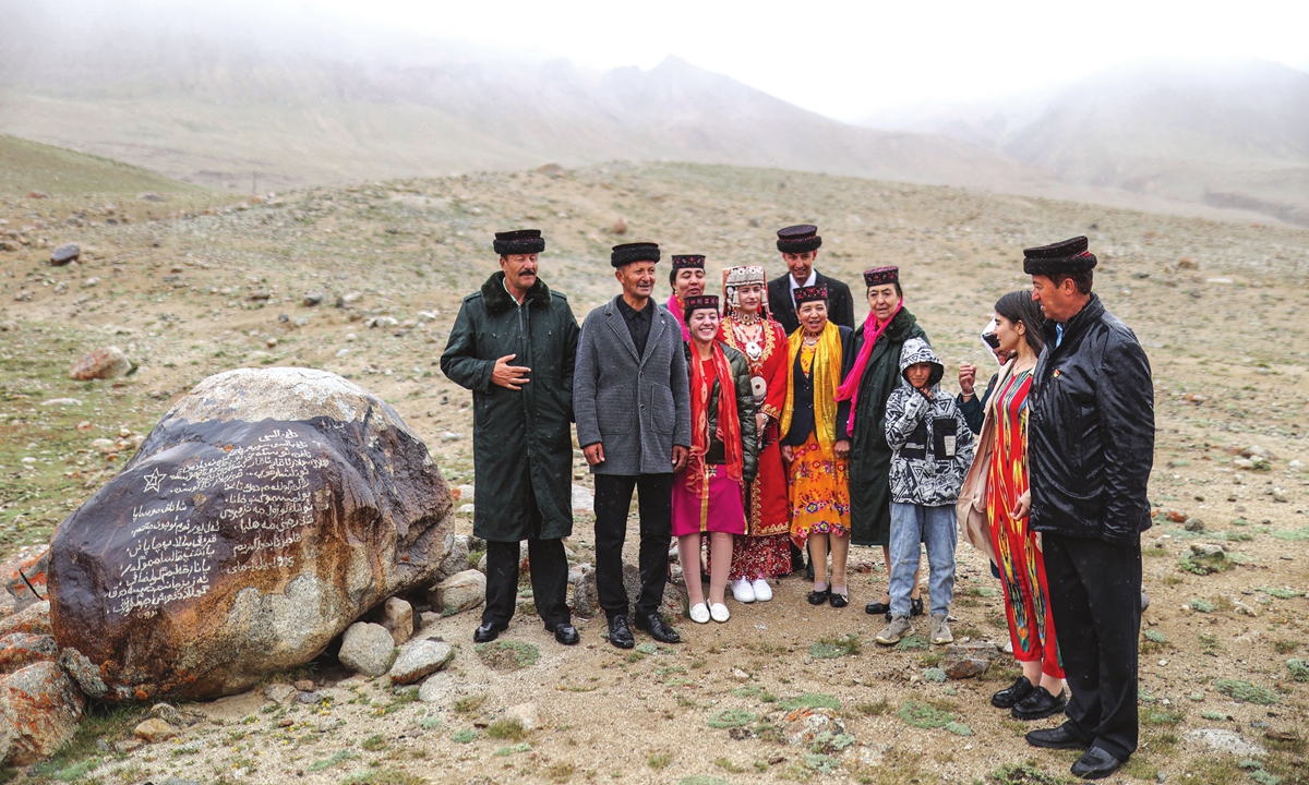 The family of Longjike gather at the family motto stone in Taxkorgan Tajik autonomous county in Xinjiang Uygur Autonomous Region on July 28, 2023. Photo: Fan Lingzhi/GT