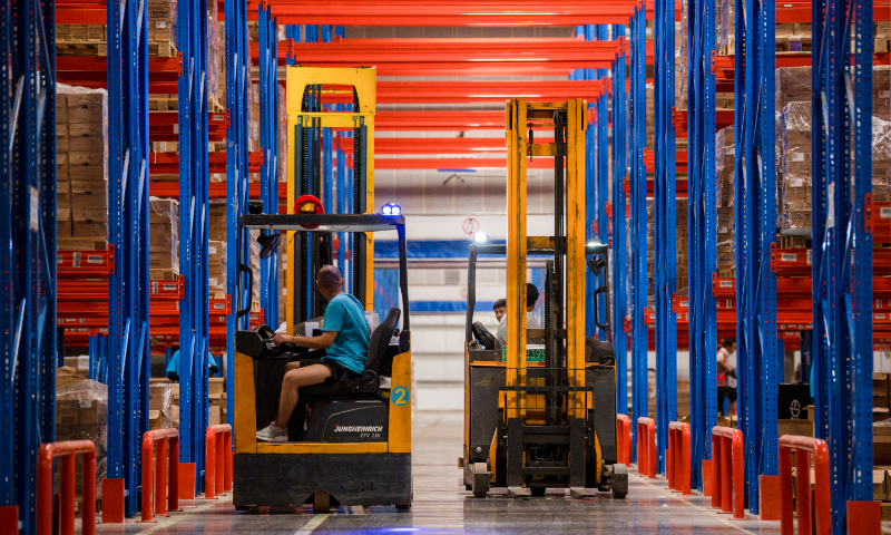 Workers sort, pack and transport cross-border commodities at a warehouse in the Jinyi Comprehensive Bonded Zone in Jinhua, East China's Zhejiang Province, on July 25, 2023. In the first half of this year, the total trade volume of the bonded zone stood at 17 billion yuan ($2.4 billion), an increase of 27.6 percent year-on-year. Photo: VCG