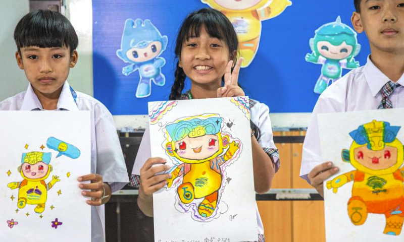 Students of the Samchaiwitaedsuksa School show the painted mascots of the Hangzhou Asian Games in Samut Sakhon, Thailand, Aug. 4, 2023. (Xinhua/Wang Teng)