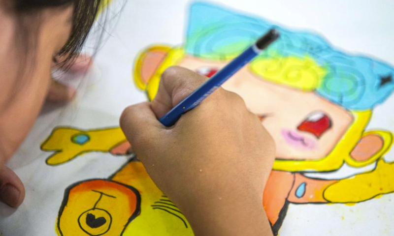 A student of the Samchaiwitaedsuksa School draws a mascot of the Hangzhou Asian Games in Samut Sakhon, Thailand, Aug. 4, 2023. (Xinhua/Wang Teng)