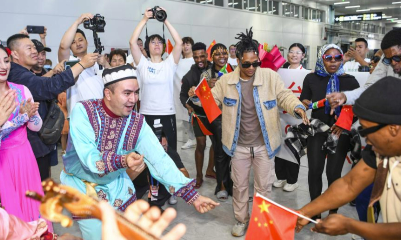 Members of the Muqam Art Troupe of Xinjiang Art Theater dance to welcome a South African dance troupe at the Urumqi Diwopu International Airport in Urumqi, northwest China's Xinjiang Uygur Autonomous Region, July 24, 2023.

Themed Dreams of Dance, Harmony of Silk Road, the 6th China Xinjiang International Dance Festival has attracted over 1,000 artists from countries and regions in Asia, Europe and Africa, and they are expected to stage some 60 well-known performances. (Xinhua/Hu Huhu)