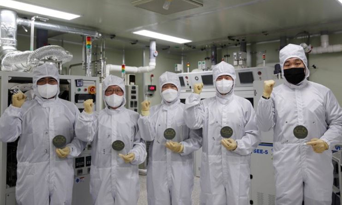 Semiconductor majors and university officials pose at Kumoh National Institute of Technology in Gumi, North Gyeongsang Province, Jan. 25. Korea Times file