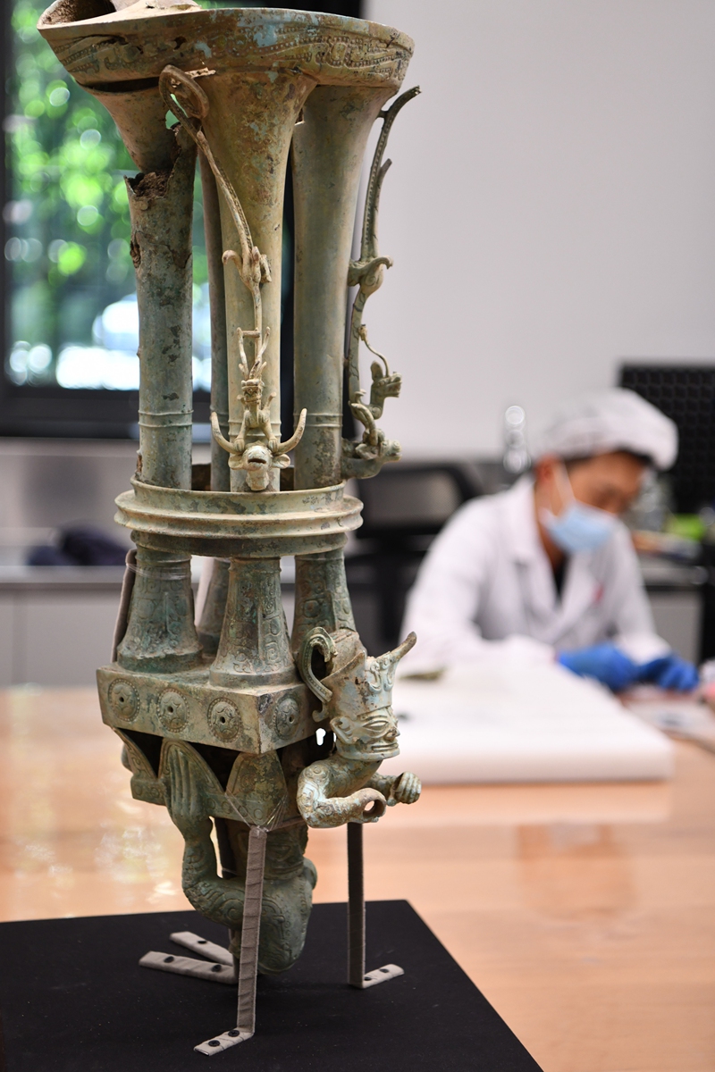 An archaeologist restores cultural relics at the Sanxingdui Museum. Photo: VCG