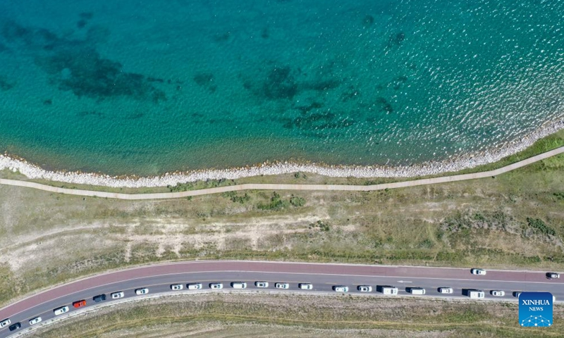 This aerial photo taken on July 25, 2023 shows vehicles waiting to enter the Sayram Lake scenic area in Bortala Mongolian Autonomous Prefecture, northwest China's Xinjiang Uygur Autonomous Region. (Xinhua/Ding Lei)