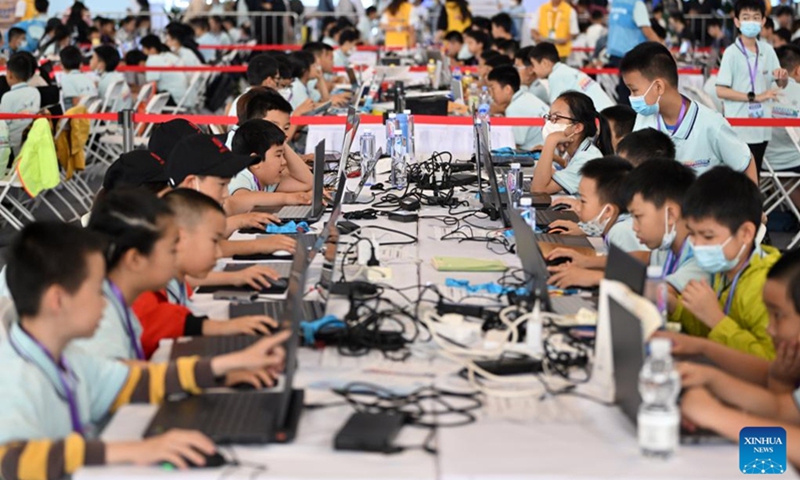 Участники готовятся к соревнованиям во время седьмого Всемирного разведывательного конгресса (WIC) в Тяньцзине на севере Китая, 20 мая 2023 года. WIC, крупное мероприятие по искусственному интеллекту (ИИ) в Китае, стартовало в четверг.  Фото: Синьхуа