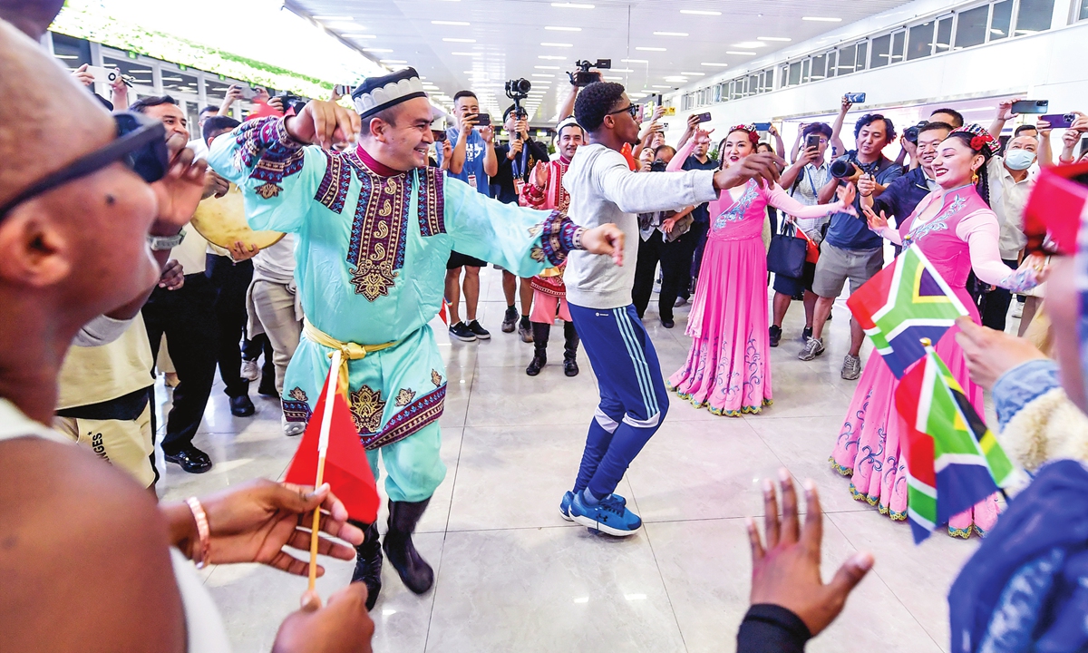 Dance troupe from South Africa welcomed at the Urumqi Diwopu International Airport Photo: IC
