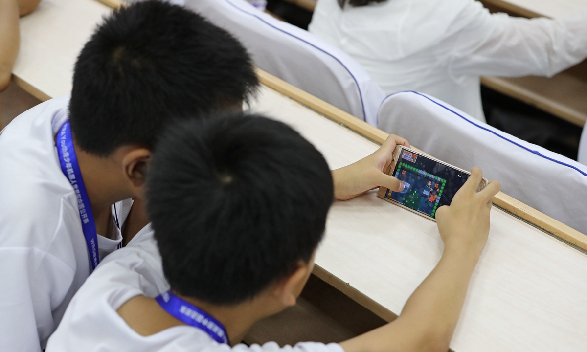 Minors play mobile games Photo: VCG