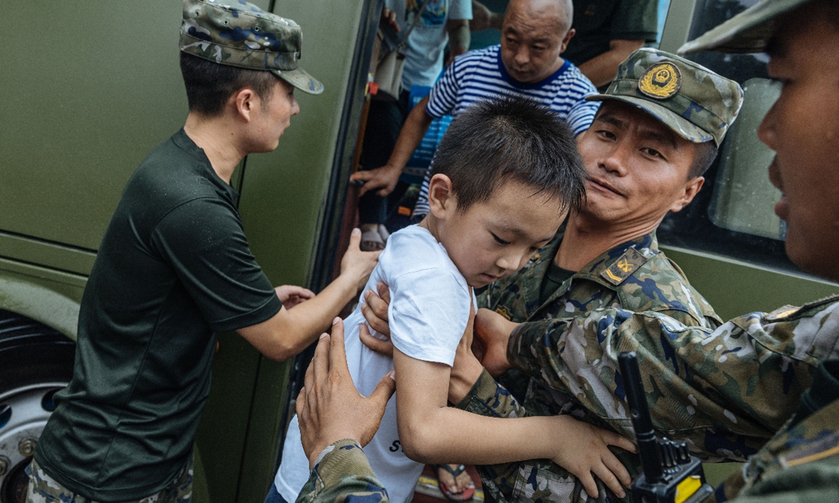 People's Armed Police soldiers assist in the relocation of disaster-affected residents in Liulihe township, Fangshan district, southwestern Beijing on August 3, 2023. Photo: Li Hao/GT