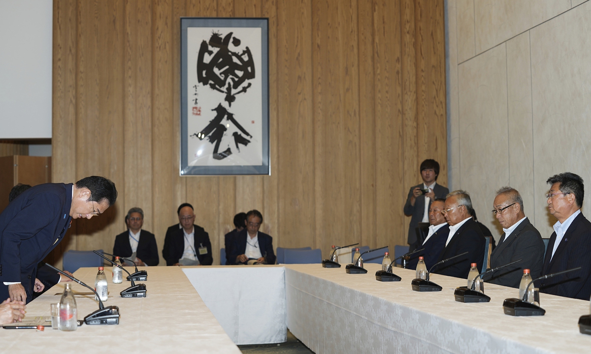 Japanese Prime Minister Fumio Kishida greets Masanobu Sakamoto,the head of the National Federation of Fisheries Cooperative Associations and others during their meeting at the prime minister's office in Tokyo on August 21, 2023. Photo: VCG
