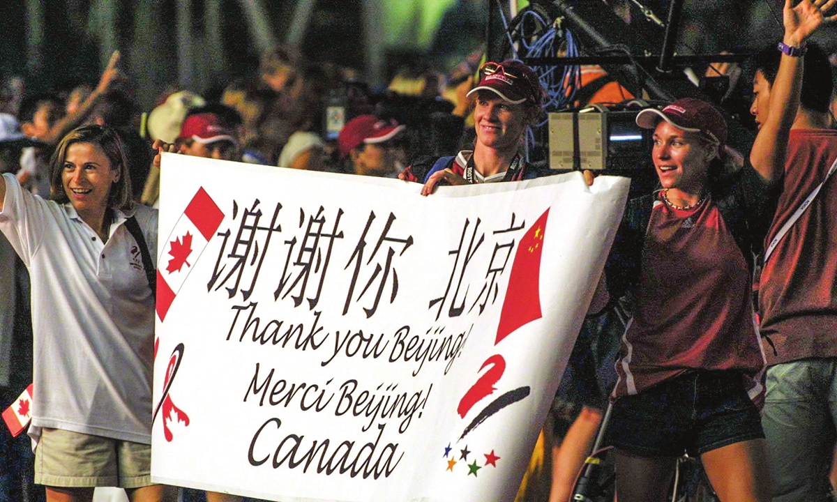 Athletes display the slogan Thank you Beijing during the closing ceremony of the Beijing 2001 Summer Universiade, on September 1, 2001. Photo：VCG