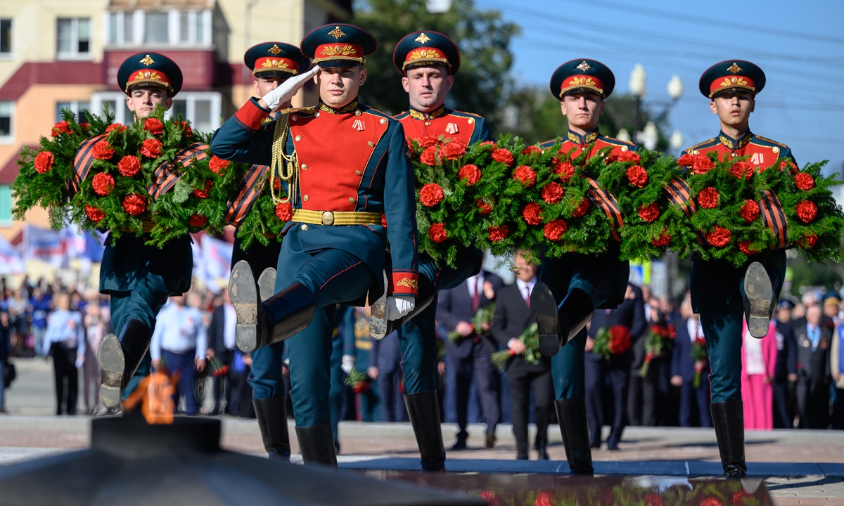 Russian servicemen lay flowers at the Eternal Flame in the Glory Square memorial complex, marking Victory Day over Militaristic Japan and the 78th anniversary of the end of World War II, in Yuzhno-Sakhalinsk, Russia on September 3, 2023. Deputy Chairman of Russia's Security Council Dmitry Medvedev took part in the events. Photo: VCG