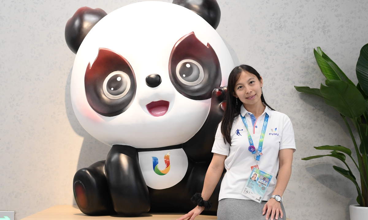 Zhao Jing poses with Rongbao, the mascot of the Chengdu  FISU Games at the main media center of the Games on August 2, 2023.Photo：Chen Tao/GT
