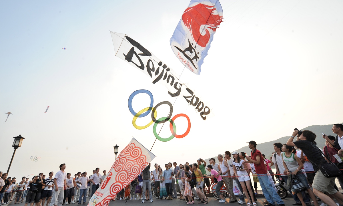 Citizens fly a giant kite to celebrate the opening of the Beijing 2008 Olympics on August 8, 2008 in Hangzhou, East China's Zhejiang Province. 