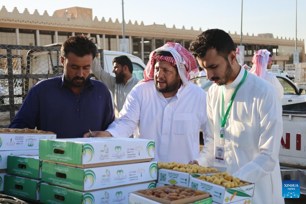 People sell boxes of dates at the Buraidah Dates Festival in Qassim, Saudi Arabia, on Aug. 7, 2023. The Buraidah Dates Festival kicked off on Monday in Saudi Arabia's central Qassim province.(Photo: Xinhua)