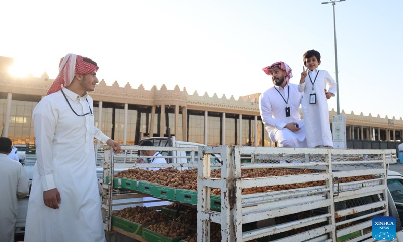 People sell boxes of dates at the Buraidah Dates Festival in Qassim, Saudi Arabia, on Aug. 7, 2023. The Buraidah Dates Festival kicked off on Monday in Saudi Arabia's central Qassim province.(Photo: Xinhua)