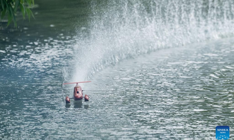 A ship model sails on the water in Vladivostok, Russia, Aug. 8, 2023. An international ship-modeling race took place here on Tuesday, attracting about 50 players bringing different classes of ship models to the event.(Photo: Xinhua)
