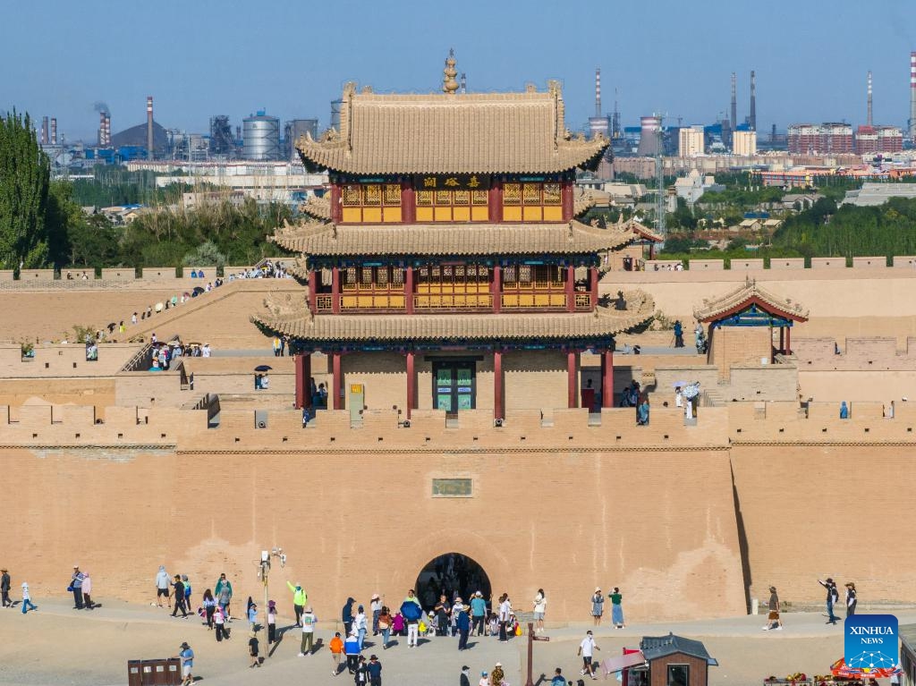 This aerial photo taken on Aug. 7, 2023 shows the Jiayu Pass in Jiayuguan City, northwest China's Gansu Province. The Jiayu Pass, a famed part of the Great Wall built in the Ming Dynasty (1368-1644), has attracted an increasing number of visitors during the summer tourist season with over 30,000 visitors daily at peak.(Photo: Xinhua)