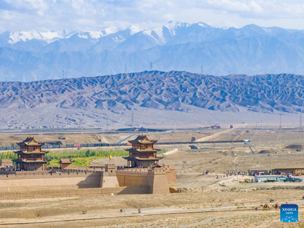 This aerial photo taken on Aug. 7, 2023 shows the Jiayu Pass in Jiayuguan City, northwest China's Gansu Province. The Jiayu Pass, a famed part of the Great Wall built in the Ming Dynasty (1368-1644), has attracted an increasing number of visitors during the summer tourist season with over 30,000 visitors daily at peak.(Photo: Xinhua)