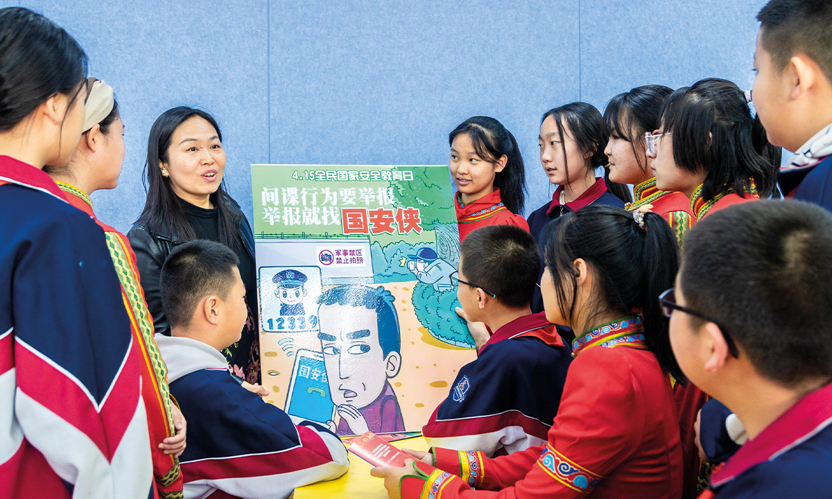 A teacher at a middle School in Hohhot, North China's Inner Mongolia Autonomous Region, teaches students on detecting spying activities on April 12, 2023. Photo: IC