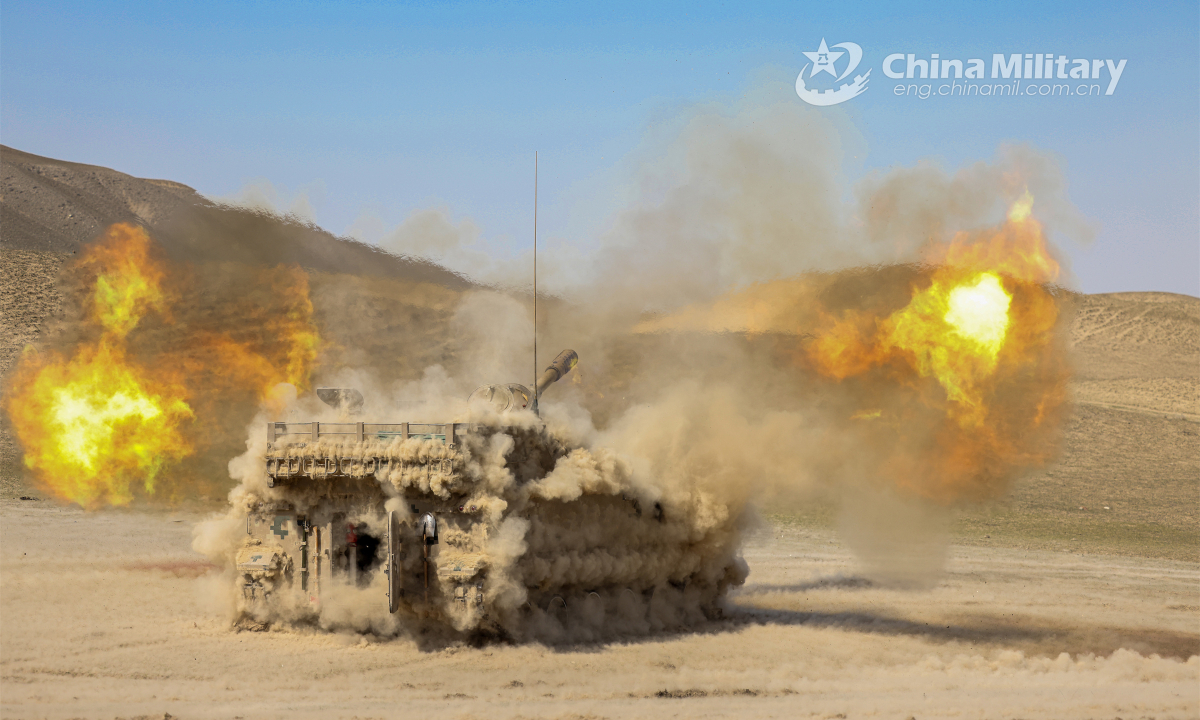 A self-propelled howitzer attached to an artillery element with a combined-arms regiment under the PLA Xinjiang Military Command fires its main weapon down range at mock targets during a live-fire training exercise recently. Photo:China Military