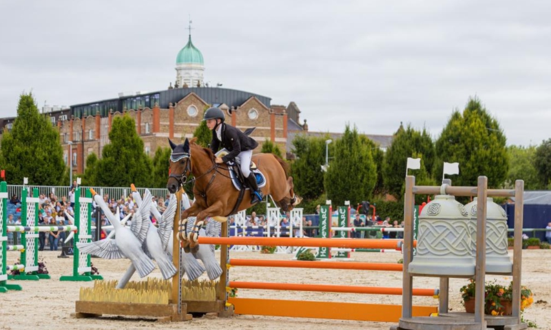 A contestant competes at Dublin Horse Show in Dublin, Ireland, on Aug. 9, 2023. The century-old horse show kicked off in the Irish capital Dublin on Wednesday, attracting thousands of horse lovers from home and abroad.(Photo: Xinhua)