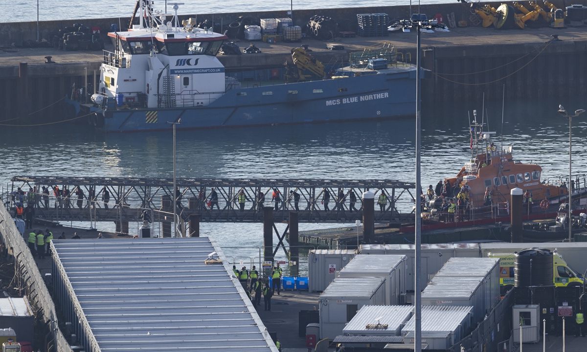 A lifeboat brings in a group of migrants into Dover Port that were found crossing the English Channel in an inflatable dinghy on August 10, 2023 in Dover, England. Lifeboats were scrambled to rescue migrants who fell into the English Channel on Thursday, as statistics suggest 100,000 people have now arrived in Britain on small boats in the past five years. Photo: VCG