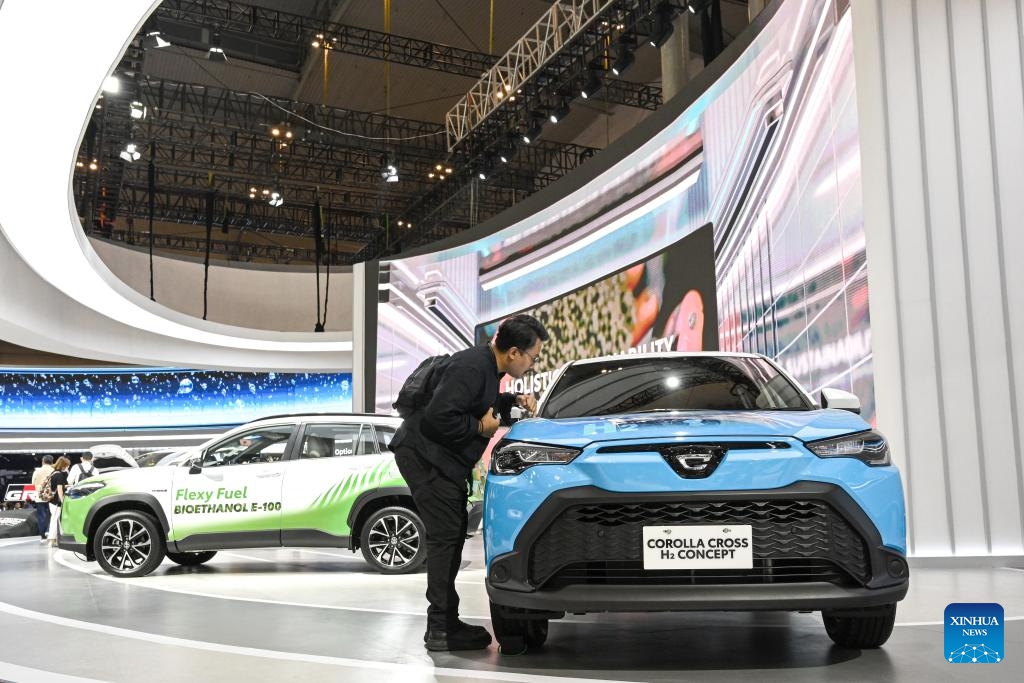A visitor looks at vehicles displayed at the GAIKINDO Indonesia International Auto Show (GIIAS) 2023 in Tangerang of Banten province, Indonesia, Aug. 10, 2023. The GIIAS 2023 opened here Thursday and will last till Aug. 20.(Photo: Xinhua)