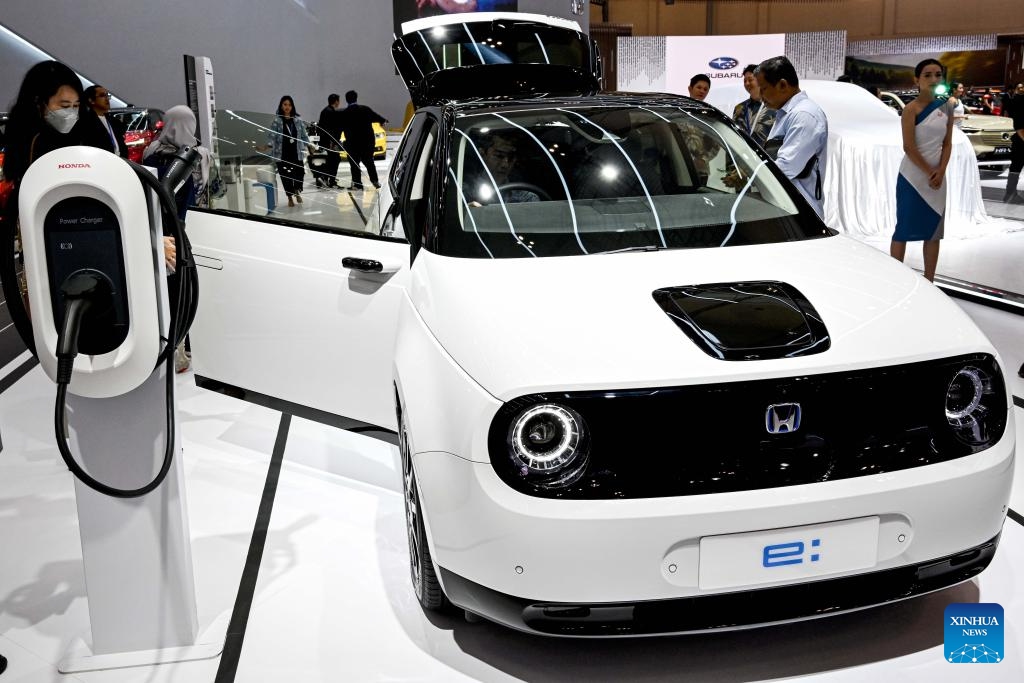 Visitors look at vehicles displayed at the GAIKINDO Indonesia International Auto Show (GIIAS) 2023 in Tangerang of Banten province, Indonesia, Aug. 10, 2023. The GIIAS 2023 opened here Thursday and will last till Aug. 20.(Photo: Xinhua)