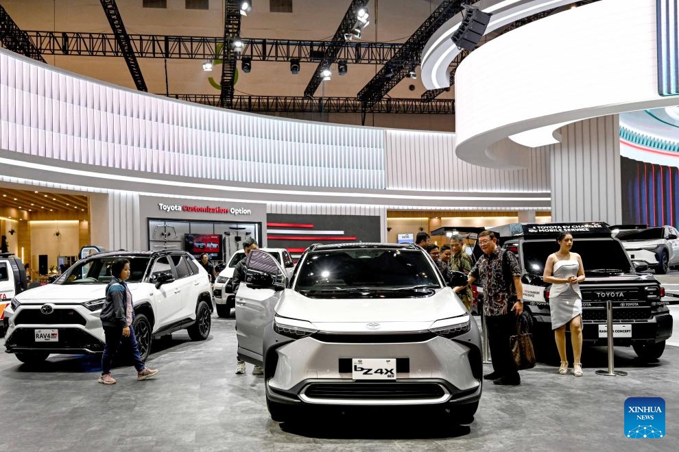 Visitors look at vehicles displayed at the GAIKINDO Indonesia International Auto Show (GIIAS) 2023 in Tangerang of Banten province, Indonesia, Aug. 10, 2023. The GIIAS 2023 opened here Thursday and will last till Aug. 20.(Photo: Xinhua)