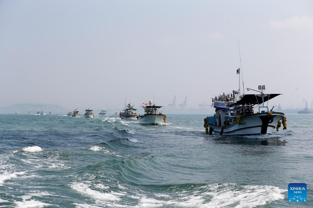 Fishing boats sail to protest against Japan's planned discharge of radioactive wastewater into the ocean, in waters off Incheon, South Korea, Aug. 14, 2023. A group of South Korean fishing boats on Monday staged a maritime parade in waters off the country's western port city of Incheon as part of the efforts in recent months by local fishermen to express their firm opposition to Japan's planned discharge of radioactive wastewater into the ocean.(Photo: Xinhua)