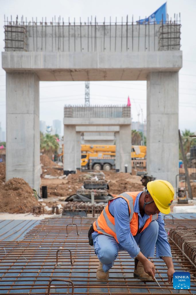 chinese-constructors-work-at-construction-site-of-tel-aviv-light-rail