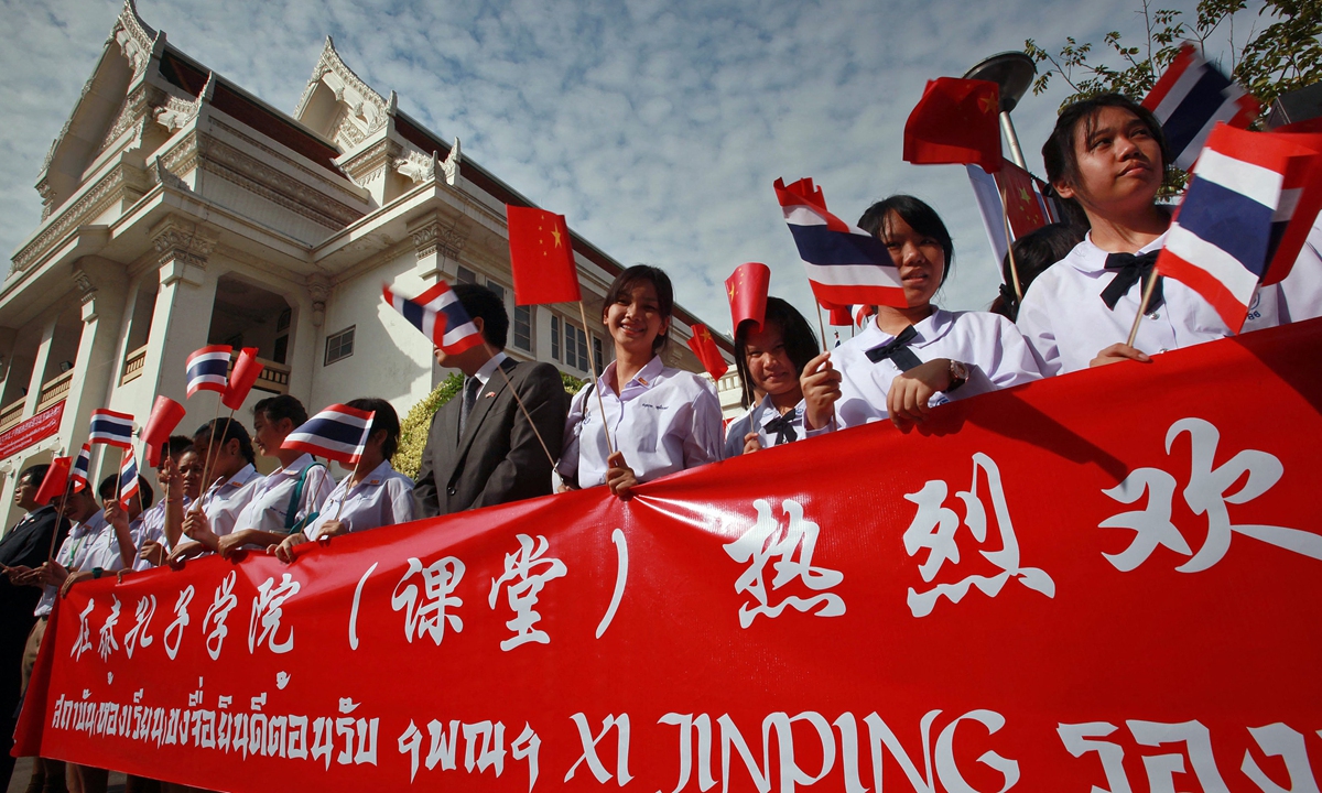 Local students warmly welcome Xi Jinping to the Confucius Institute at Chulalongkorn University in Bangkok, Thailand, on December 24, 2011. Photo: AFP