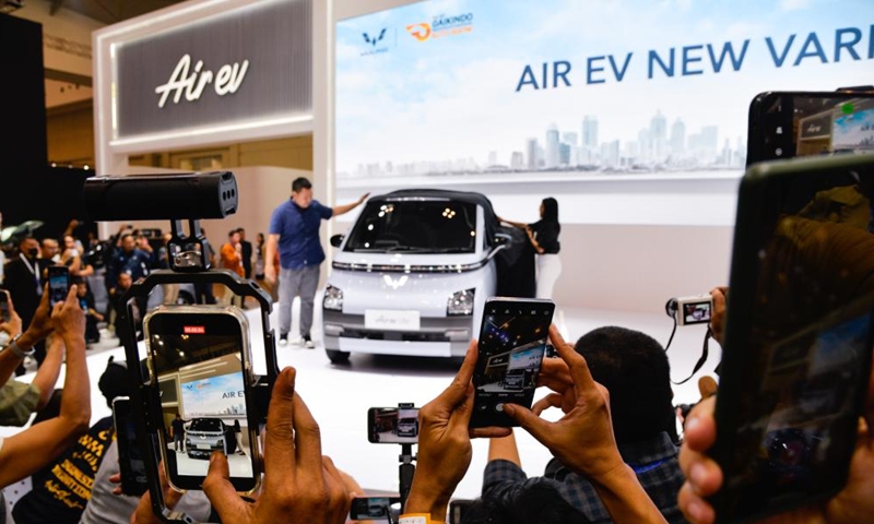 People attend a new vehicle launching event at the booth of Wuling at the GAIKINDO Indonesia International Auto Show (GIIAS) 2023 in Tangerang of Banten province, Indonesia, Aug. 14, 2023. The GIIAS 2023 will last till Aug. 20.(Photo: Xinhua)