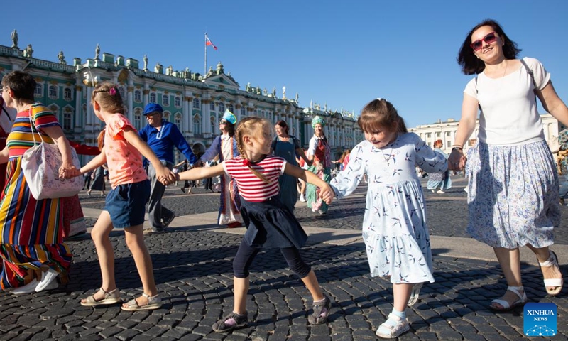 People dance in circles at Palace Square in St. Petersburg, Russia on Aug. 15, 2023. The 7th Russian Circle Dance international festival was held on Tuesday in more than 100 cities, with the main venue being St. Petersburg, the second largest city in Russia.(Photo: Xinhua)