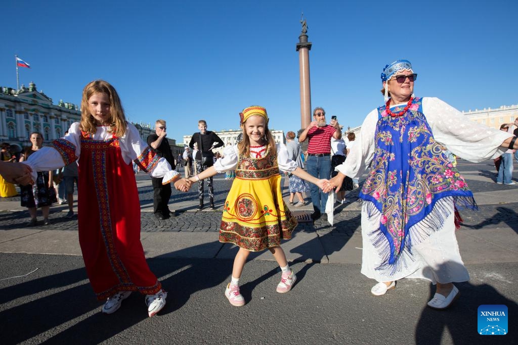 People dance in circles at Palace Square in St. Petersburg, Russia on Aug. 15, 2023. The 7th Russian Circle Dance international festival was held on Tuesday in more than 100 cities, with the main venue being St. Petersburg, the second largest city in Russia.(Photo: Xinhua)