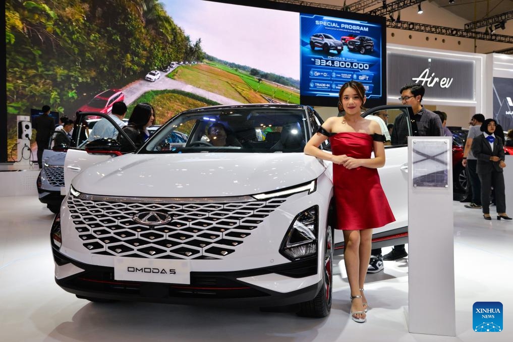 A model poses by a vehicle at the booth of Chery at the GAIKINDO Indonesia International Auto Show (GIIAS) 2023 in Tangerang of Banten province, Indonesia, Aug. 14, 2023. The GIIAS 2023 will last till Aug. 20.(Photo: Xinhua)