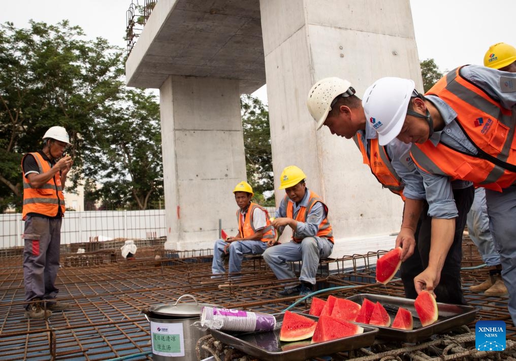 chinese-constructors-work-at-construction-site-of-tel-aviv-light-rail