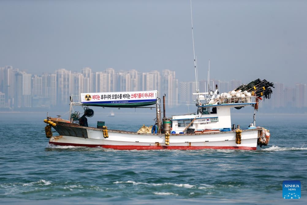 A fishing boat sails to protest against Japan's planned discharge of radioactive wastewater into the ocean, in waters off Incheon, South Korea, Aug. 14, 2023. A group of South Korean fishing boats on Monday staged a maritime parade in waters off the country's western port city of Incheon as part of the efforts in recent months by local fishermen to express their firm opposition to Japan's planned discharge of radioactive wastewater into the ocean.(Photo: Xinhua)