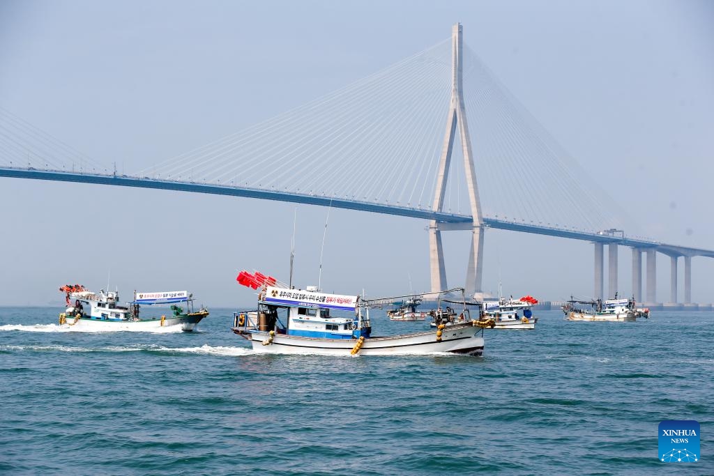 Fishing boats sail to protest against Japan's planned discharge of radioactive wastewater into the ocean, in waters off Incheon, South Korea, Aug. 14, 2023. A group of South Korean fishing boats on Monday staged a maritime parade in waters off the country's western port city of Incheon as part of the efforts in recent months by local fishermen to express their firm opposition to Japan's planned discharge of radioactive wastewater into the ocean.(Photo: Xinhua)