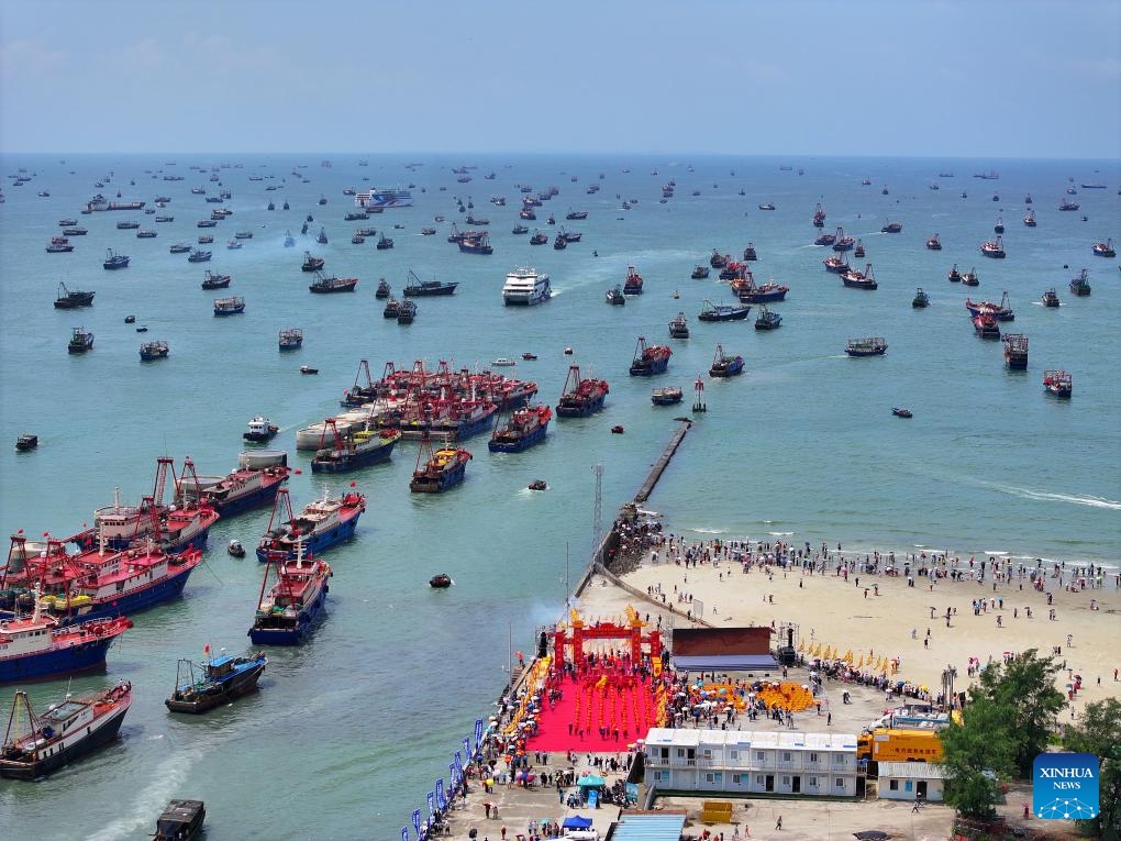 This aerial photo taken on Aug. 16, 2023 shows fishing boats sailing off from the Dianjian fishing port in Beihai City, south China's Guangxi Zhuang Autonomous Region. The fishing season of the South China Sea started Wednesday after this summer's three-and-half-month fishing ban.(Photo: Xinhua)