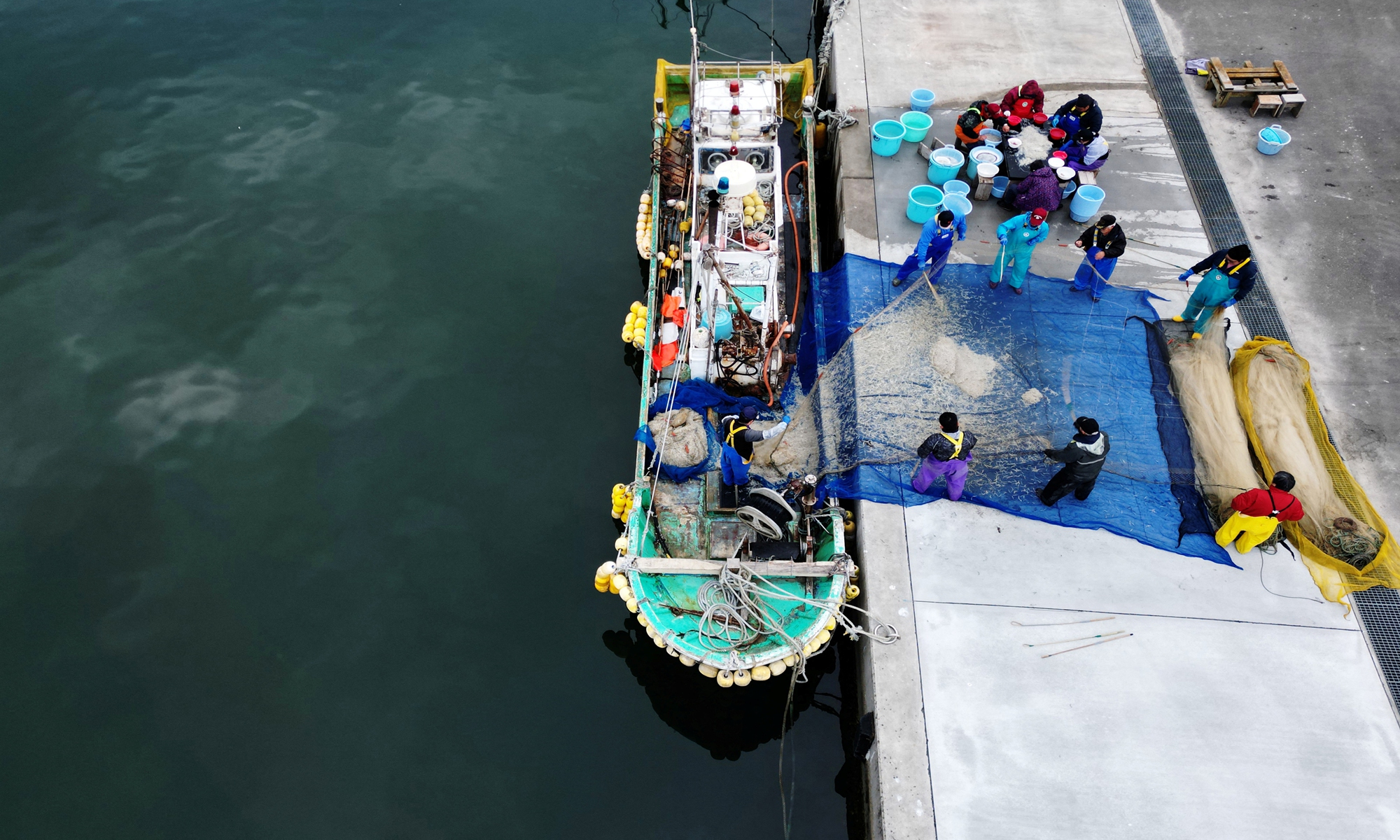 Local fishermen wash noodle fish to be sold later on at a fishing port in Shinchimachi, about 55 kilometers away from the disabled Fukushima Daiichi nuclear power plant, in Fukushima Prefecture, Japan, on March 2, 2023. Photo: IC