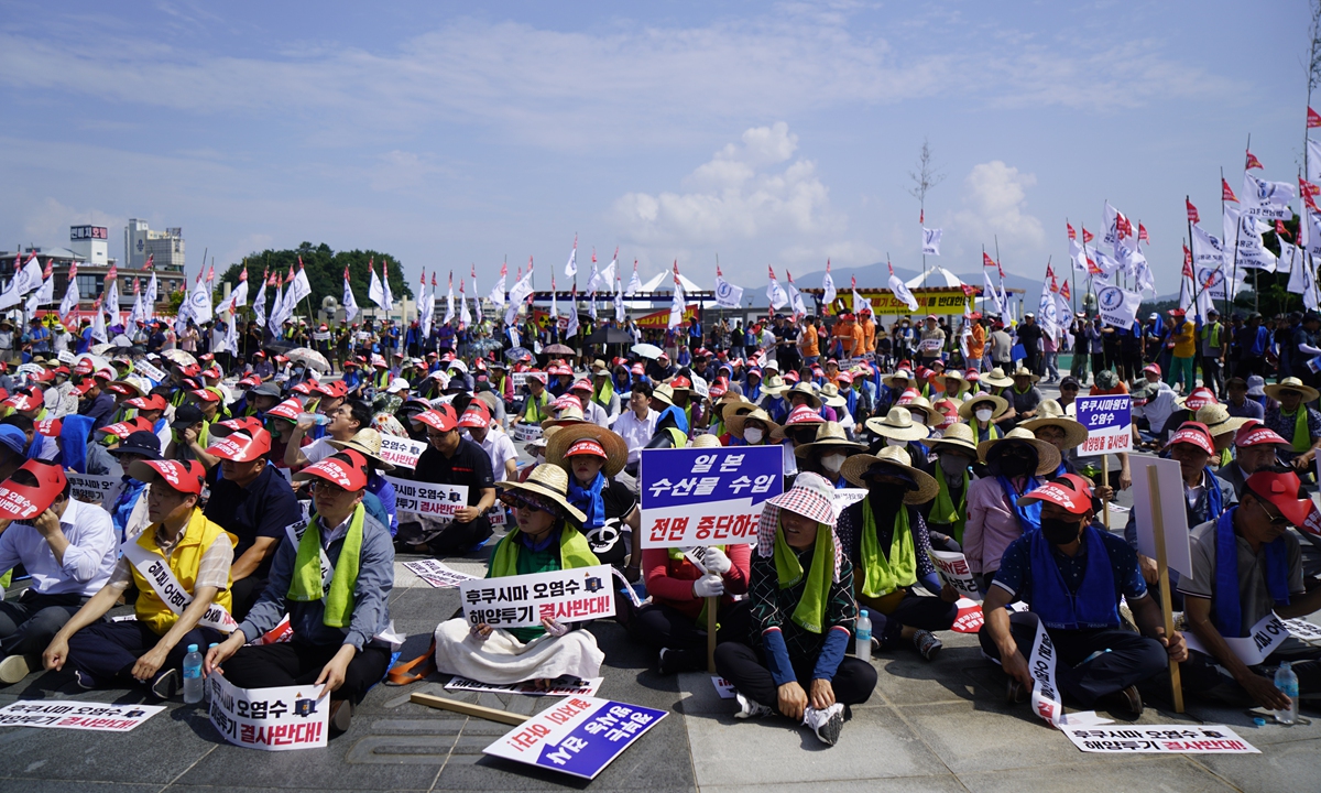 Fishers of the South Korea's National Federation of Fisheries Cooperatives hold a rally on August 16, 2023, in the coastal area of in Goheung county in South Jeolla Province, to protest against the dumping of nuclear-contaminated wastewater from Japan as Japanese government reportedly is eyeing dumping the contaminated water in late August. Photo: VCG