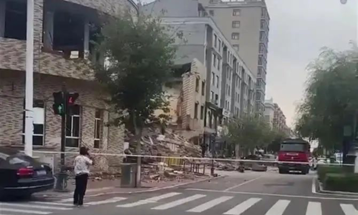 According to an on-site video, the three-story building partially collapsed, with debris and bricks scattered on the road and there was also an excavator operating on the construction site. Photo: Sina Weibo